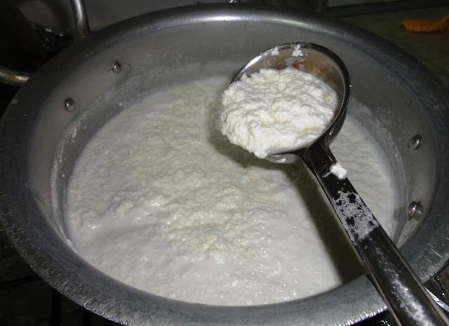 Vinegar coagulates Cheese curds in hot milk