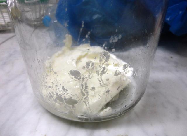 Add 200 grams of yogurt to a 4 liters jar